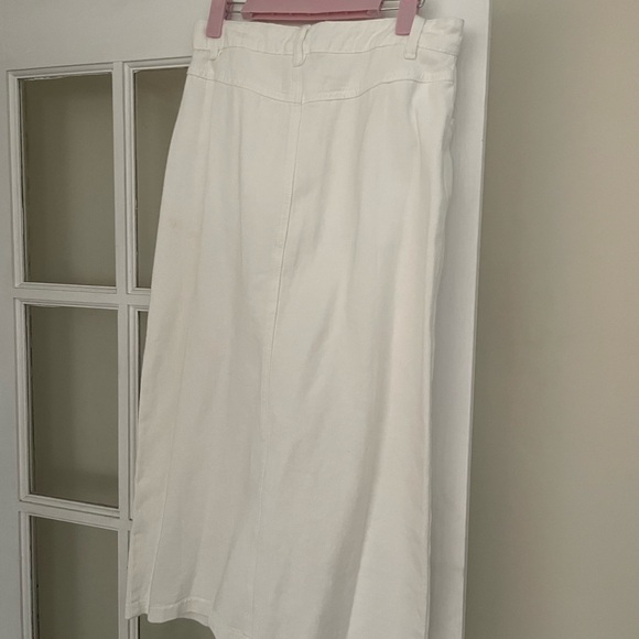 Elegant White Button-Down Skirt - Picture 2 of 4